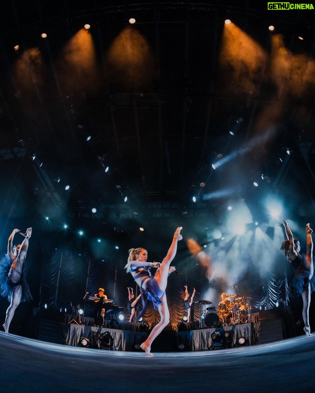 Lindsey Stirling Instagram - I can’t believe we only have 5 more shows🥹. You have all made this tour so magical. 📸 by @itsalexlyon