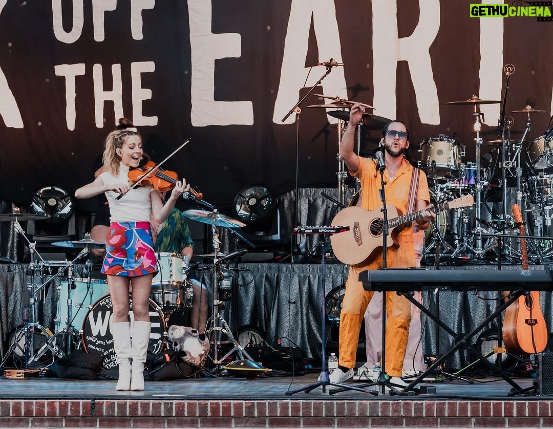 Lindsey Stirling Instagram - This has been such a special tour with @walkofftheearth. Their creativity and musicality amazes me every night and it’s an honor to share the stage with them.