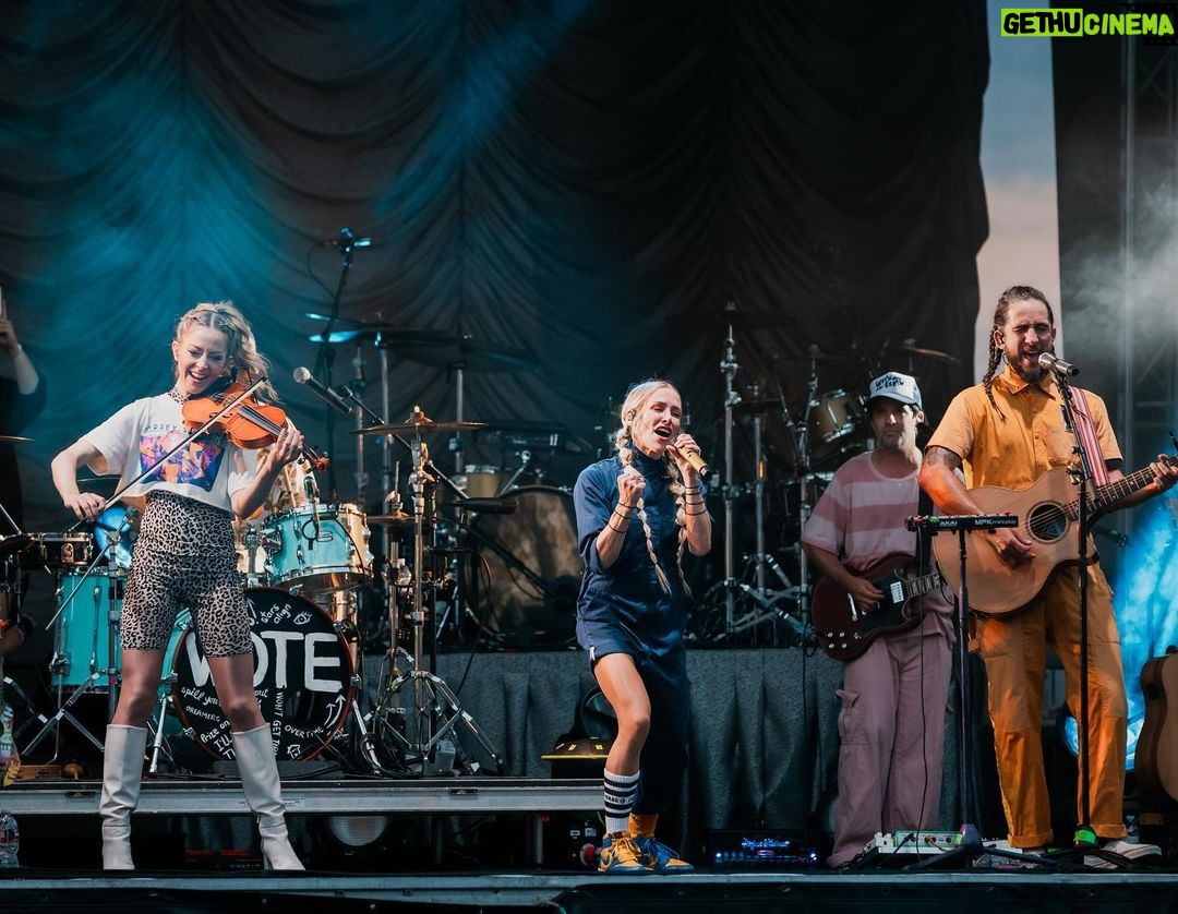 Lindsey Stirling Instagram - This has been such a special tour with @walkofftheearth. Their creativity and musicality amazes me every night and it’s an honor to share the stage with them.