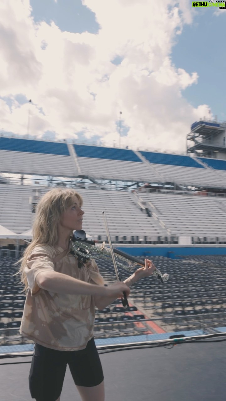 Lindsey Stirling Instagram - #kashmir music video goes live in 20 min!!