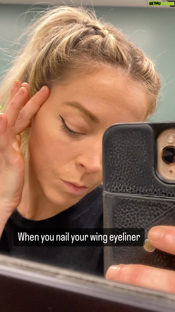 Lindsey Stirling Instagram - #eyeliner #kashmir