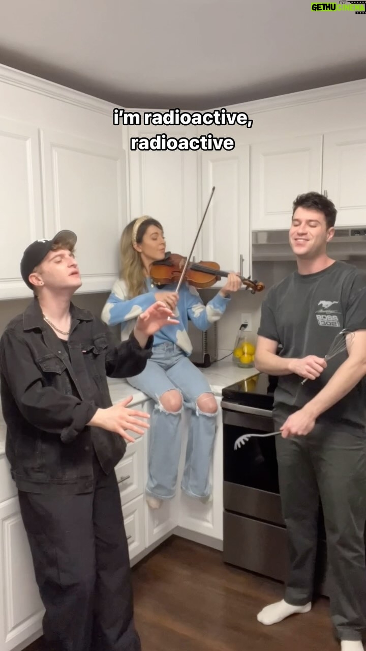 Lindsey Stirling Instagram - lindsey is amazing at violin, but i think jonathan’s spoon playing is pretty impressive too 😅 #sing #radioactive #lindseystirling @lindseystirling @jonathantilkin