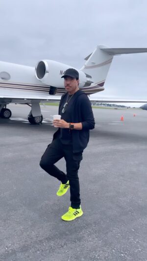 Lionel Richie Instagram - H-Town, are you ready to turn up the volume!! 🙌🏽
Let’s do this !! See you all tonight 💥