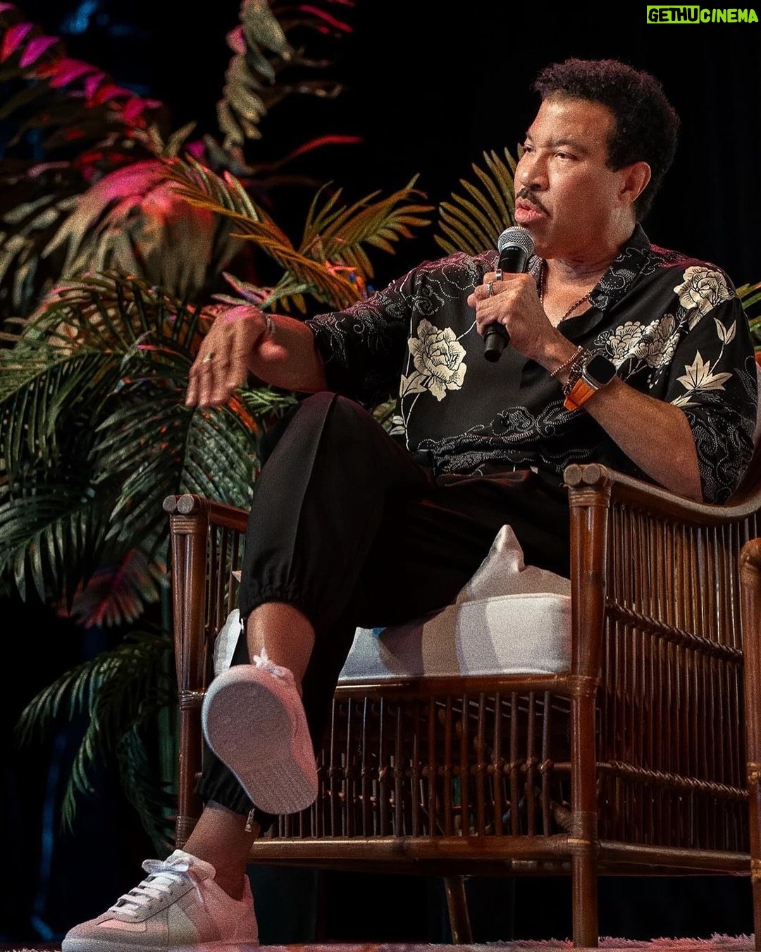 Lionel Richie Instagram - Hello from the Bahamas! πΆποΈ Up close and personal!! Get ready, tonight we will be dancing on the ceiling!! Atlantis at the Bahamas