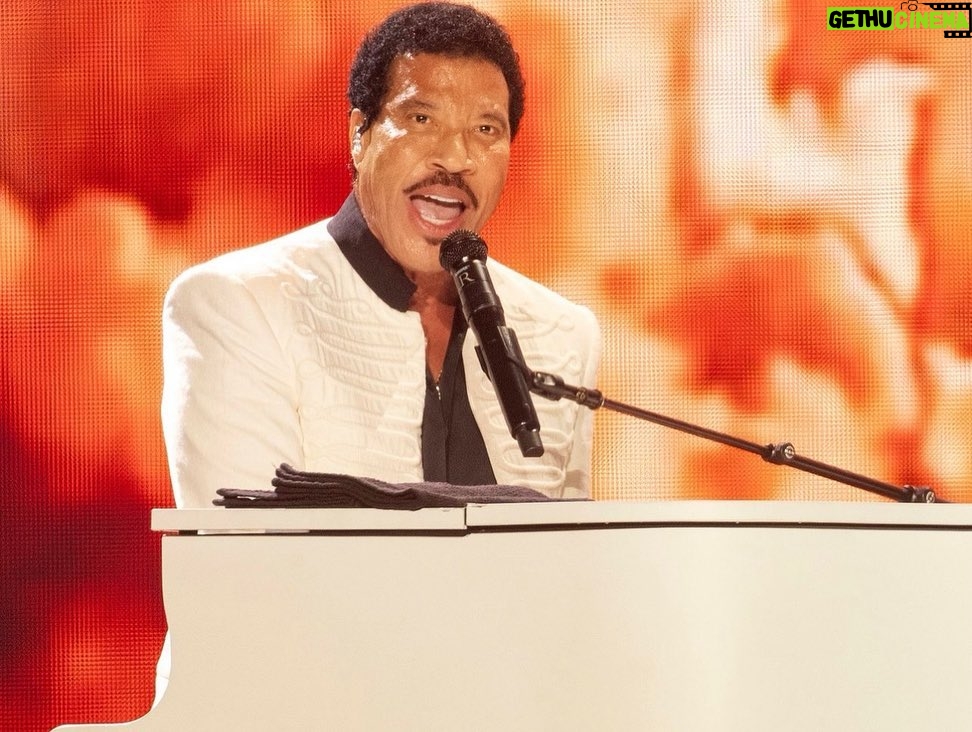 Lionel Richie Instagram - Shake it, like a Polaroid picture… 📸