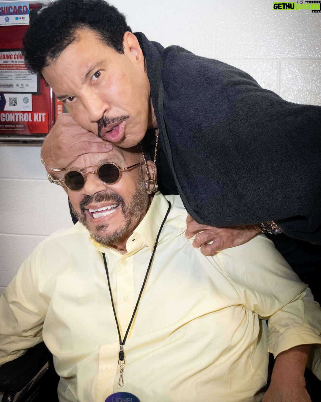 Lionel Richie Instagram - Shake it, like a Polaroid picture… 📸