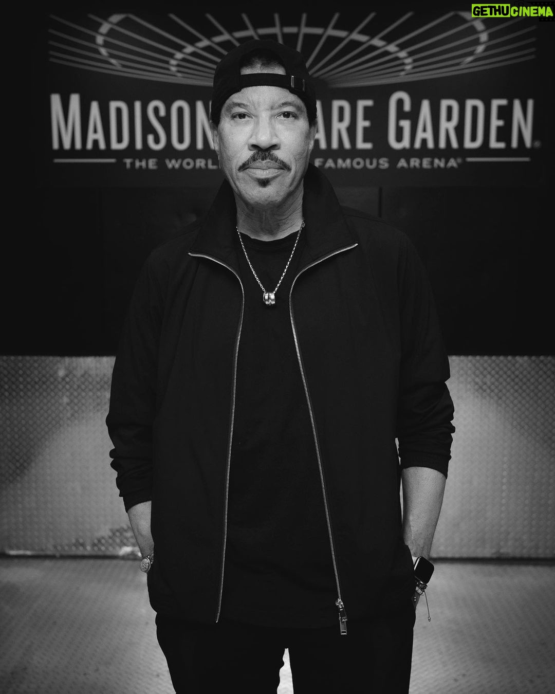 Lionel Richie Instagram - Shake it, like a Polaroid picture… 📸