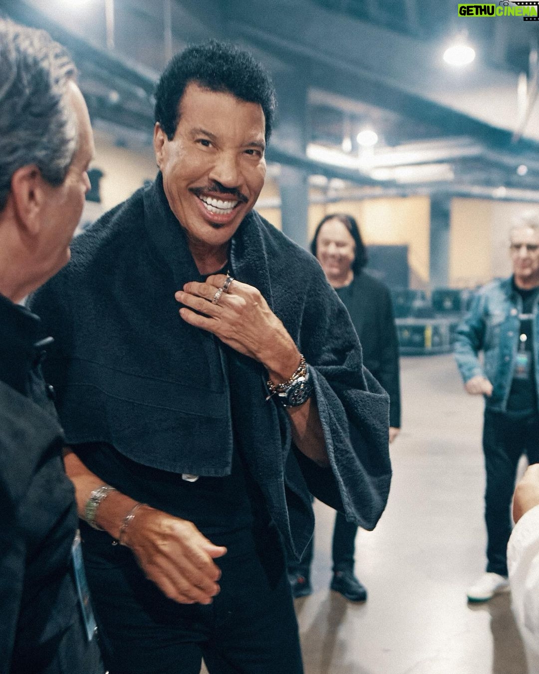Lionel Richie Instagram - Shake it, like a Polaroid picture… 📸