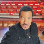 Lionel Richie Instagram - Are you ready to see more #Idol hopefuls shoot their shot tonight? 🏀 I know I am 🙌🏽💙