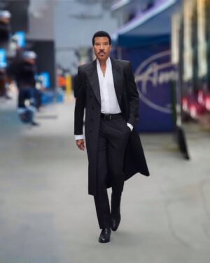 Lionel Richie Instagram - THE GRAND FINALE// Unforgettable Moments, Extraordinary Talent ⭐️ It’s time to find the Next #AMERICANIDOL! Let’s go !! 

In full @ysl @davethomasstyle 

📸 Dirk Vanoucek
