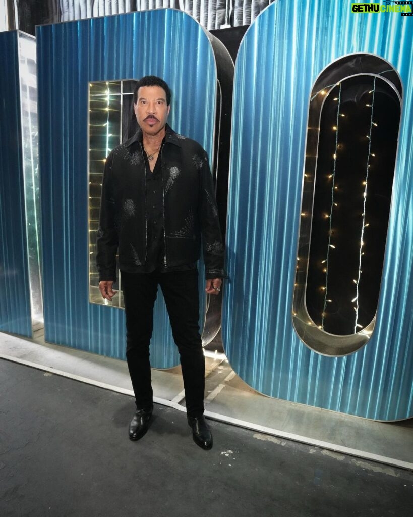 Lionel Richie Instagram - Moments before hitting the #Idol stage 🕶️✨