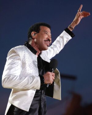 Lionel Richie Instagram - The little details about the big picture…✨ 

Custom designed satin tailcoat by @davethomasstyle with black @swarovski hand beading on collar and cuffs and an explosion of crystals cascading from the shoulders. - Thanks Dave 🤩
