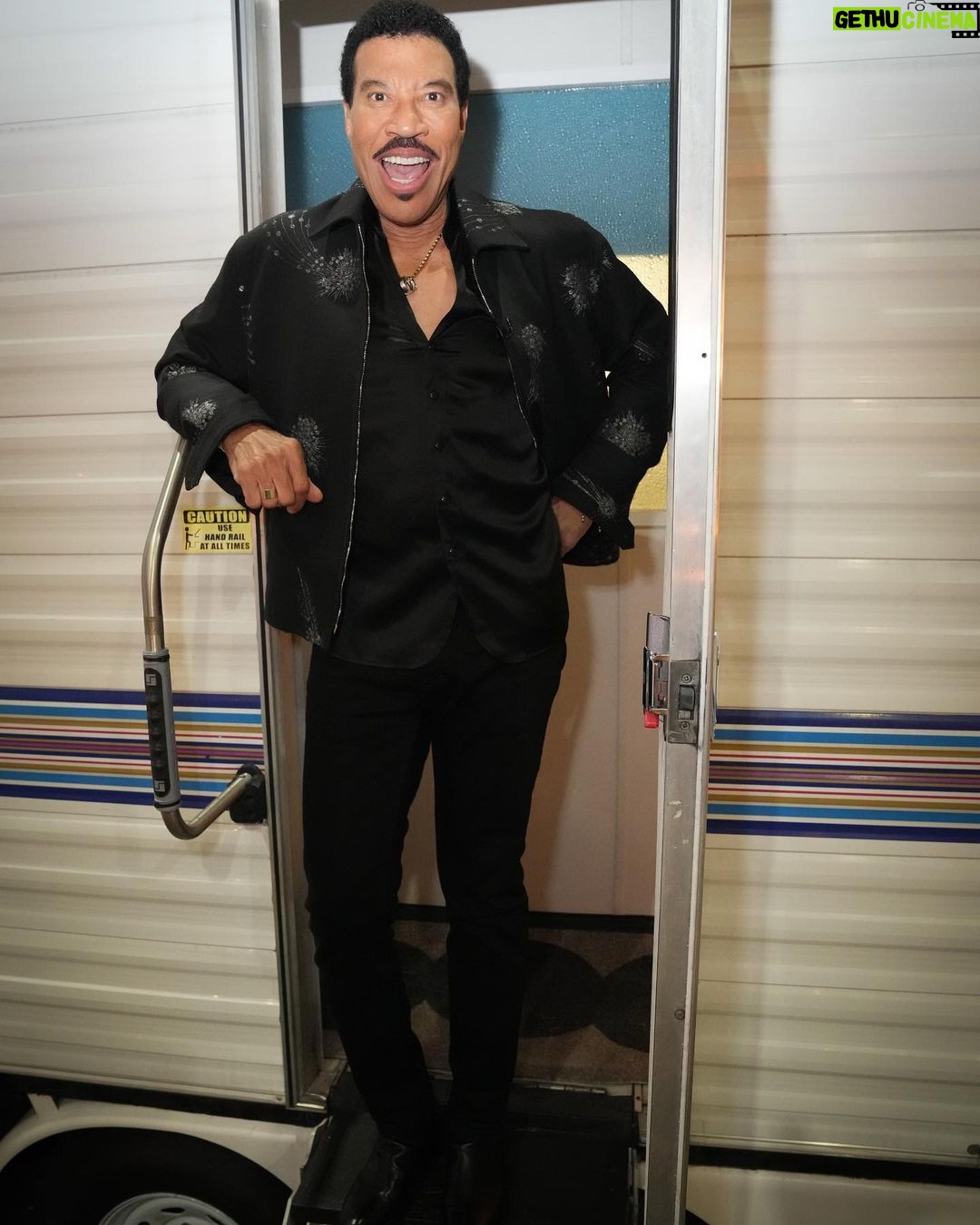 Lionel Richie Instagram - Moments before hitting the #Idol stage 🕶️✨