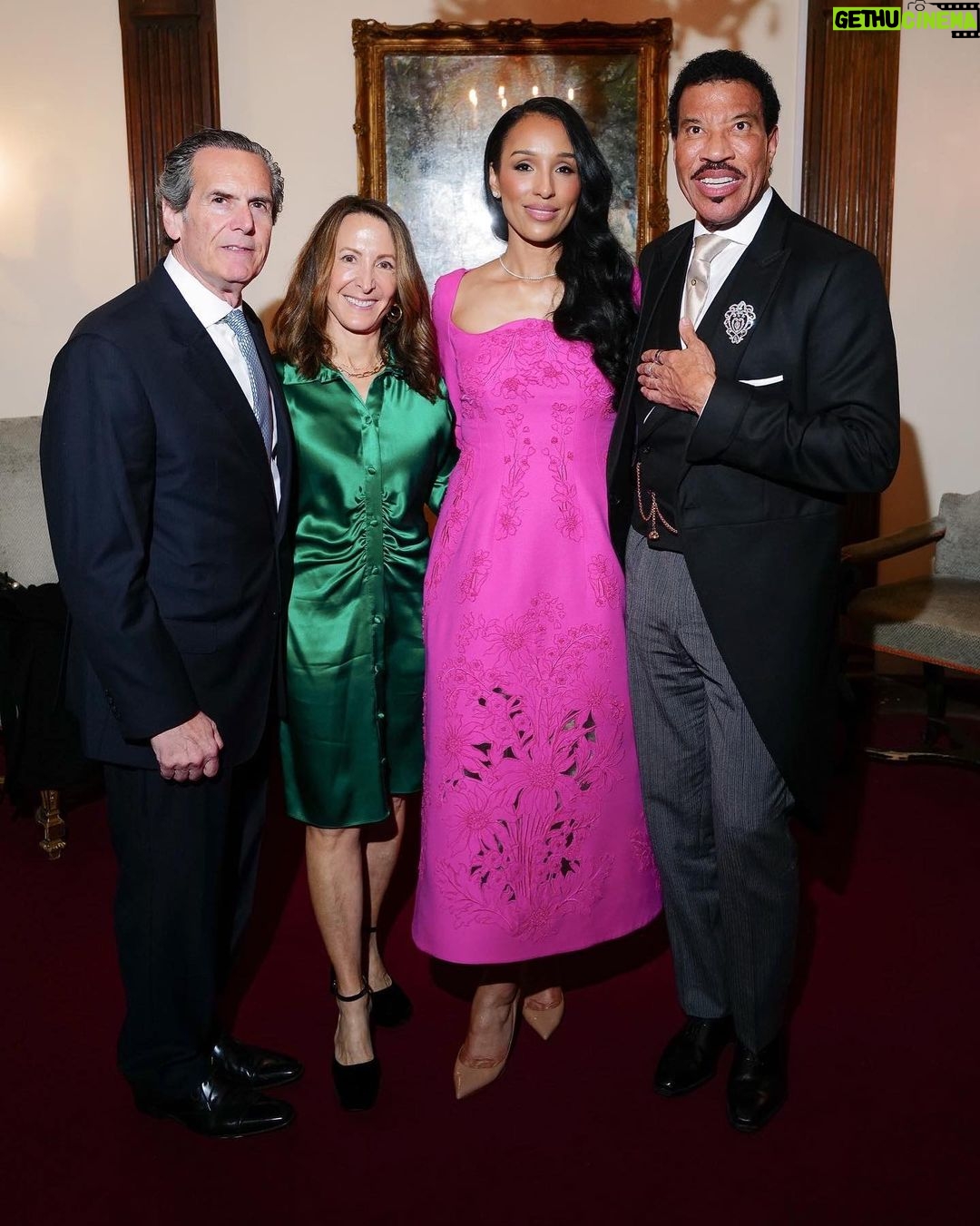 Lionel Richie Instagram - British Vogue’s Editor-in Chief @edward_enninful OBE and @vanessakingori OBE hosted an incredible lunch in celebration of the key players involved. Eva Omaghomi LVO, director of community engagement for King Charles III and Queen Camilla. The Ascension Choir, who performed “Alleluia” at Westminster Abbey. Baroness Valerie Amos, who had a momentous role in the Coronation service. And Rose Josephine Hudson-Wilkin MBE, the first Black woman to become bishop of the Church of England. @vanessakingori @edward_enninful @evaomaghomi @britishvogue @princestrust Photo: @marco.bahler Fortnum & Mason