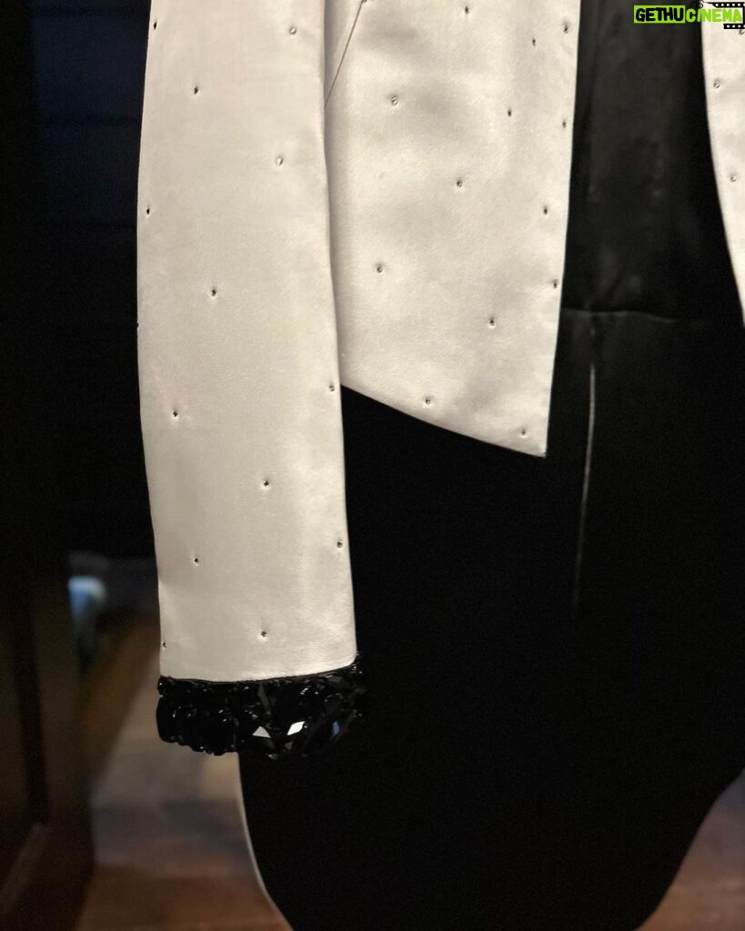 Lionel Richie Instagram - The little details about the big picture…✨ Custom designed satin tailcoat by @davethomasstyle with black @swarovski hand beading on collar and cuffs and an explosion of crystals cascading from the shoulders. - Thanks Dave 🤩