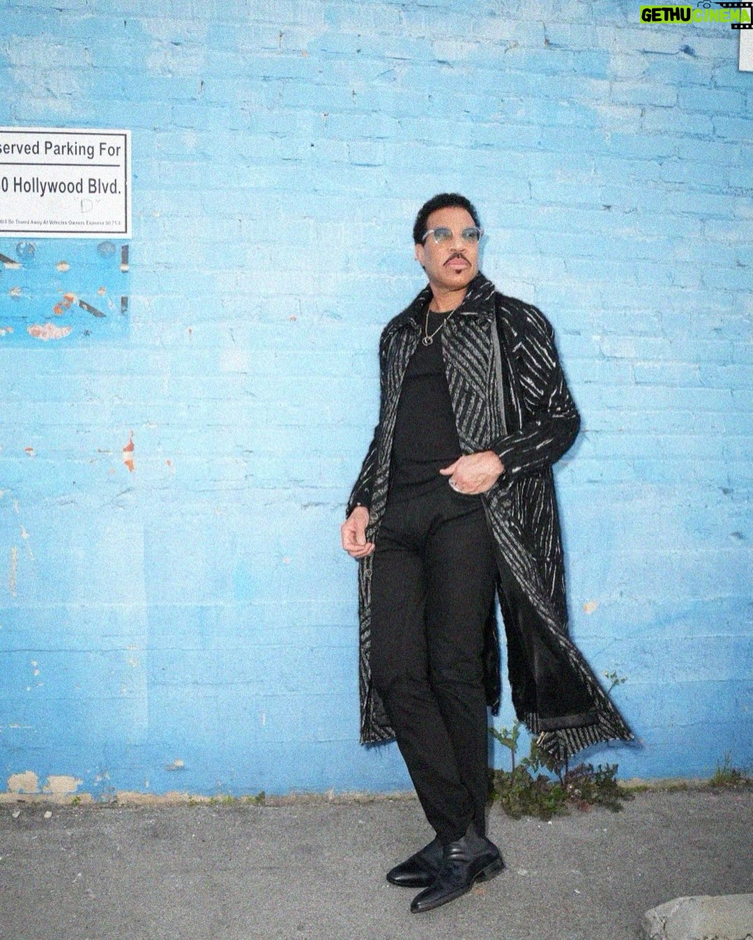 Lionel Richie Instagram - A quick modeling break before #AmericanIdol is LIVE tonight 😎✨! Who are you all rooting for?