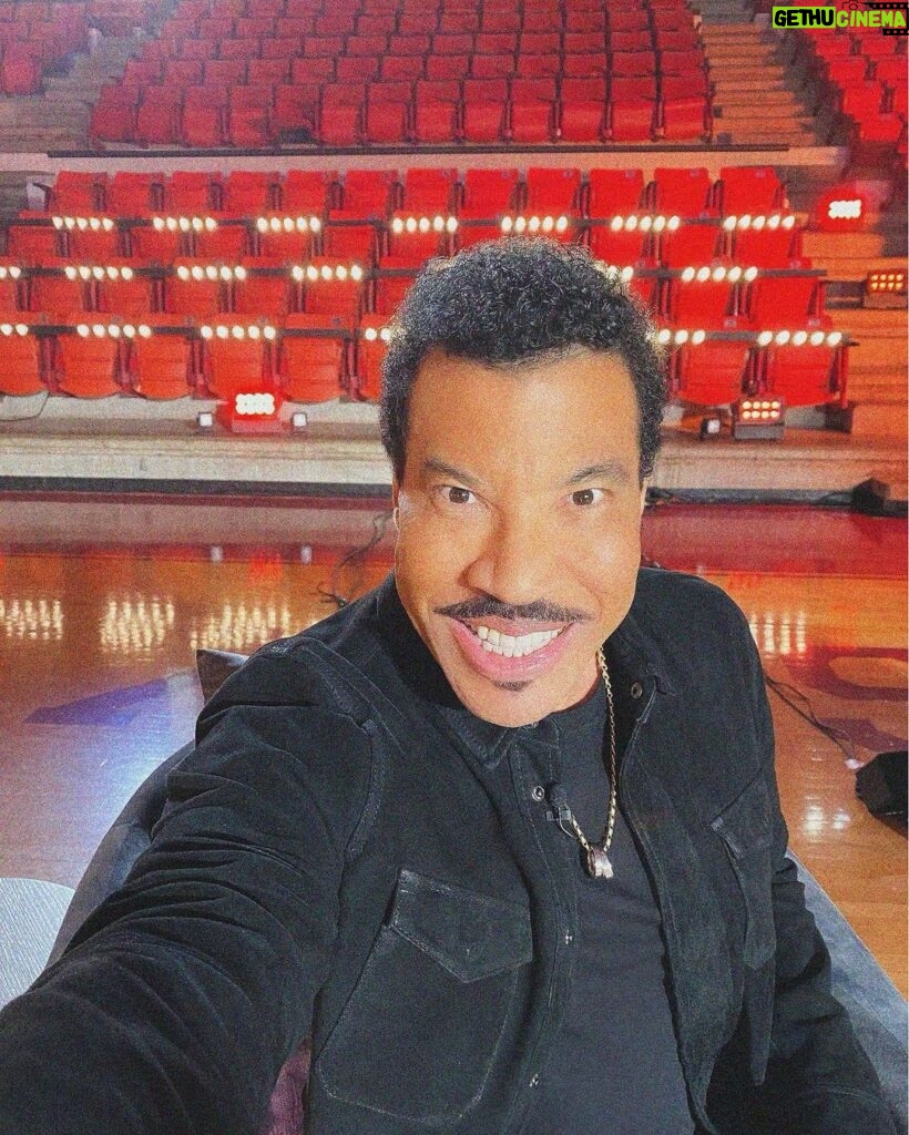 Lionel Richie Instagram - Are you ready to see more #Idol hopefuls shoot their shot tonight? 🏀 I know I am 🙌🏽💙