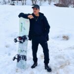 Lionel Richie Instagram - Uh-oh — Took a break from Sundance to refine my technique on the slopes 🏂 😜 - for Q&A, leave a comment Or tag a friend who needs to see this… 😂 @sundanceorg #filmfestival #slopes #parkcity Sundance Film Festival