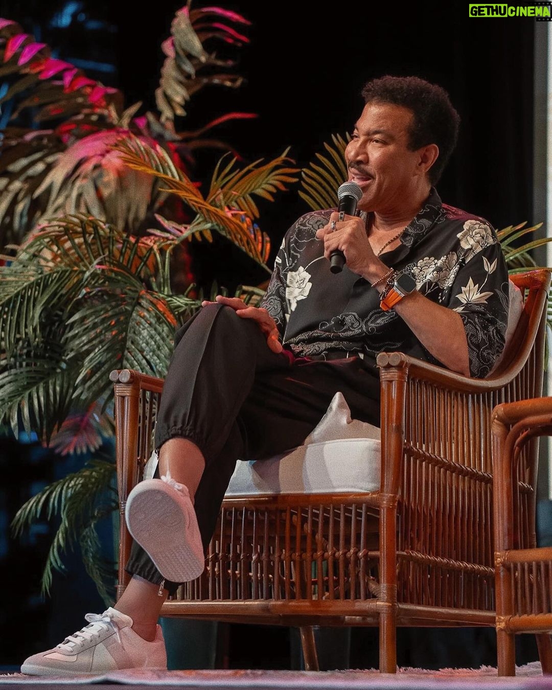 Lionel Richie Instagram - Hello from the Bahamas! πΆποΈ Up close and personal!! Get ready, tonight we will be dancing on the ceiling!! Atlantis at the Bahamas