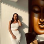 Lis Vega Instagram - Paciencia , mente positiva , tiempo al tiempo , entre el cielo y la tierra no hay nada oculto , y la verdad siempre saldrá a la luz 🤍 No importa lo que hagan a tus espaldas , no reacciones de igual manera , recuerda no eres como ellos, eres un ser de luz , no necesitas esa energía en tu vida , elévate tanto en conciencia que solos se alejarán 🪬confía La mentira , deslealtad, la doble moral , injusticias que hacen contigo serán sus propios caminos , y será ahí donde valorarán lo que das a tu paso 🙌🏻 Yo siempre he estado clara de lo que me rodea, a mi Nadie me usará jamás sin mi consentimiento ✍️ (aplica en todo y para todos ) que sigan pensando que estoy ciega , solo porque tengo buen corazón. 🙌🏻 Que esté día les de las herramientas que necesiten para todo lo que les depare en este camino tan mágico llamado VIDA 🤍 #undiaalavez #soloporhoy #sisepuede 🤍 𝓜𝔂 𝓵𝓲𝓯𝓮