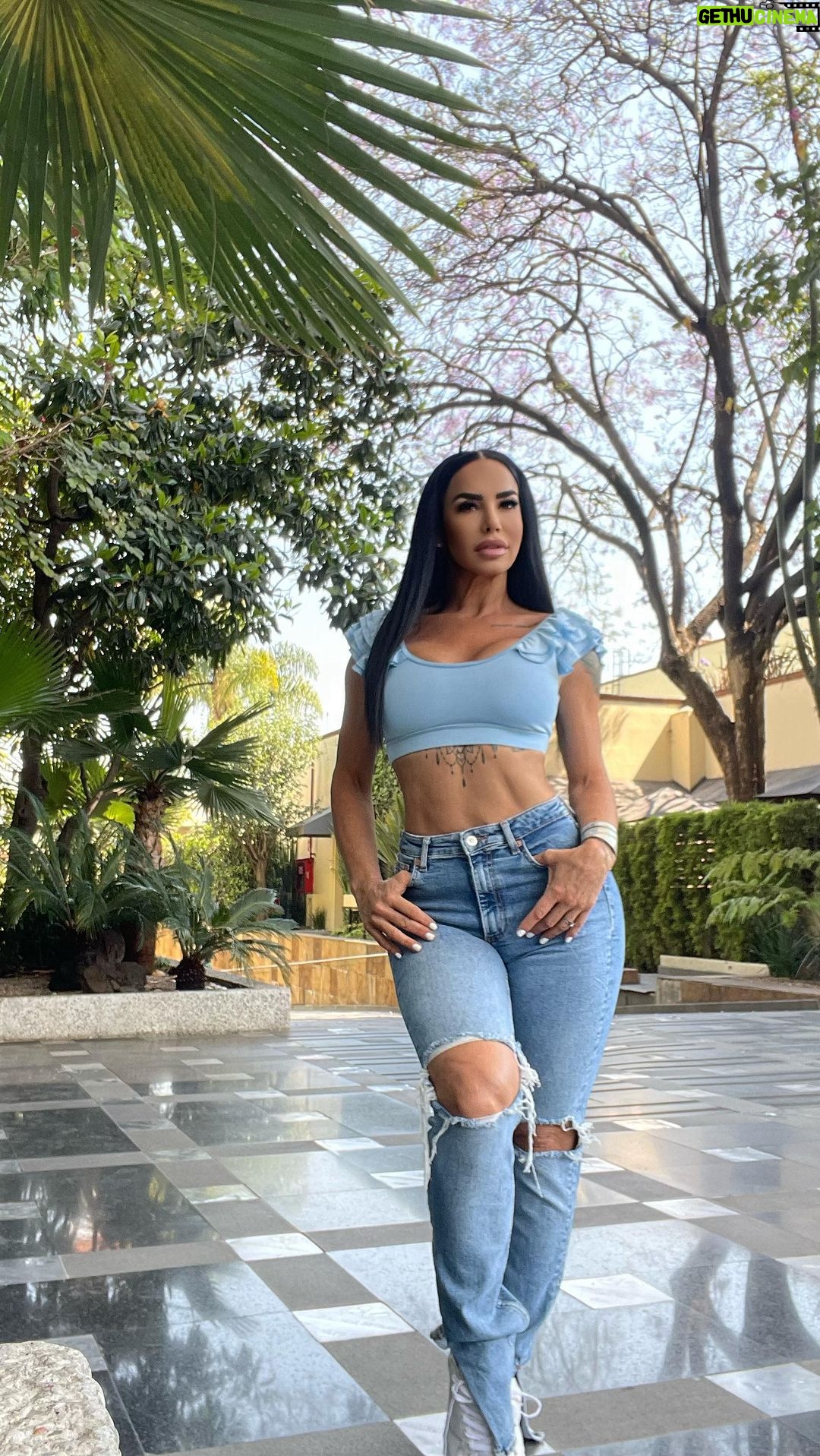Lis Vega Instagram - 🪬 Todos somos arte en los ojos de las personas correctas 🦋 Les mando miles de 💋 gracias por el apoyo siempre 🫶🏼♾️ Preparándoles muchas sorpresas 📺🎶📸🎥 🇲🇽 #lapoetadelourbano #lovemylife ✨ Televisa San Ángel