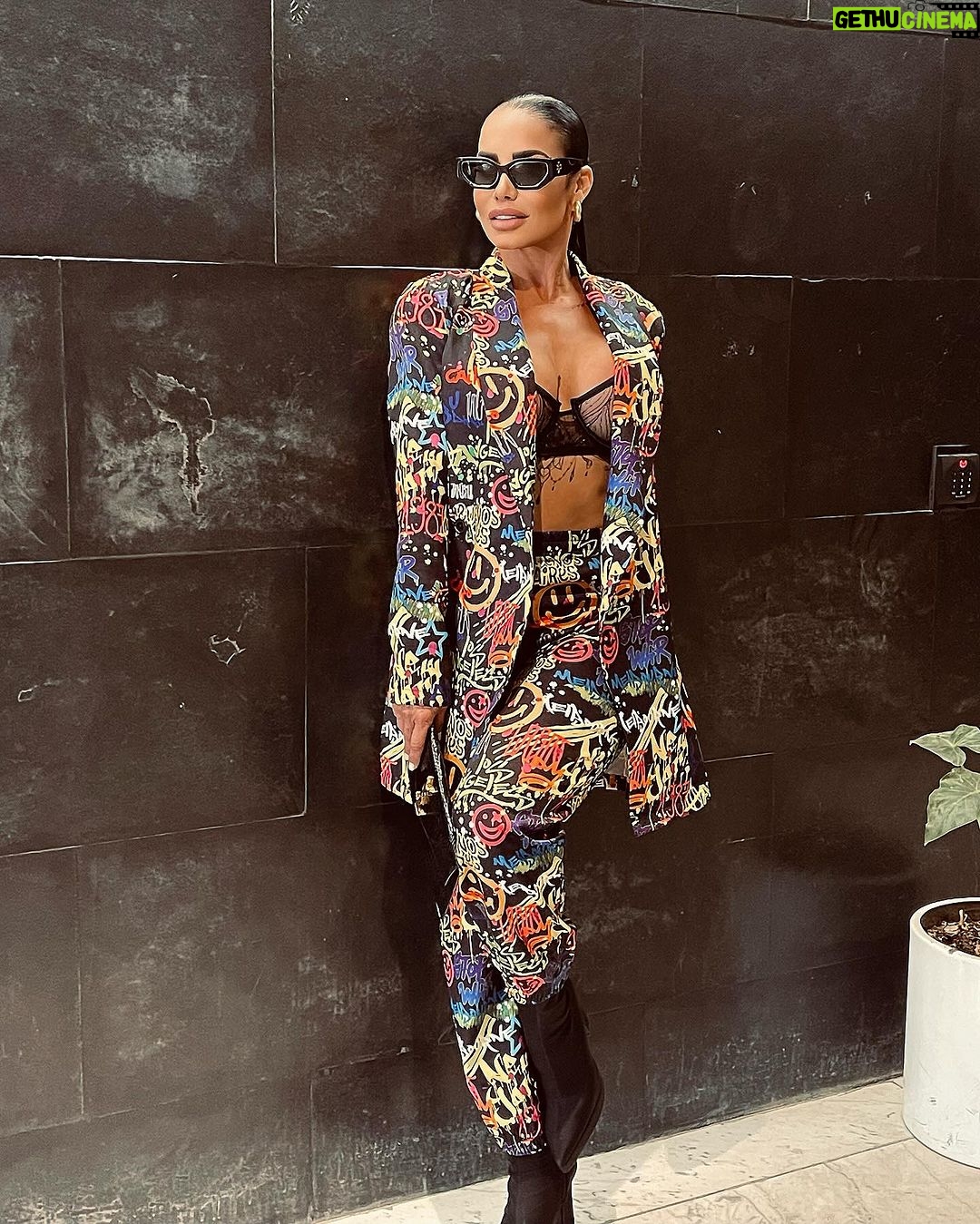 Lis Vega Instagram - SOY MรS GUERRERA QUE PRINCESA, PERO POR NADA DEJARรA CAER MI ๐ Att:LA REINA ๐ . Mi tiempo, mi mundo, mis reglas ๐ . #lapoetadelourbano #newmusic #comingsoon #newmusic #myflow by @mary_queen_fashion @mary_queen_fashion2 #boutique #miami โค๏ธ #flow #fashion #womansstyle #womanspower #mystyle #nevergiveup #actriz #cantante #celebrities #latina #cubana #mexicana ๐๐ ๐ต๐ฒ๐ฏ๐ฎ