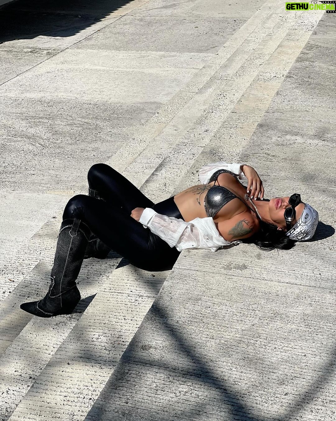 Lis Vega Instagram - Respira , regresa a tu esencia , centro, alma , luz , amor, paz , energรญa ๐ซ Agradezco y honro mi camino aquรญ en la tierra ๐๐ป #loveyourself ๐ซ #mylife #soul โพ๏ธ๐ซถ๐ผ ๐๐ ๐ต๐ฒ๐ฏ๐ฎ