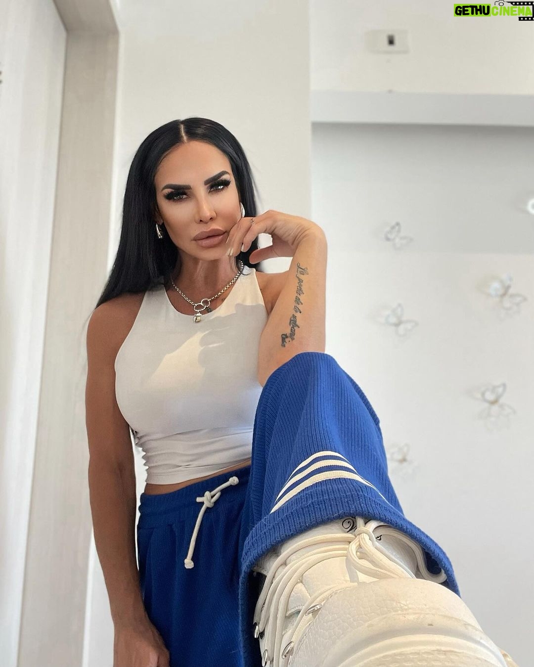 Lis Vega Instagram - Si me mienten a mí que te hace pensar que contigo serán diferentes , personas así siempre van a ver por sus prioridades sin importar lastimar a su paso con sus mentiras , su lealtad estará hasta el día que dejen de obtener de ti lo que les sumas . La diferencia es que yo siempre he estado consiente de eso , he sido realista y jamás dejaré de dar lo que llevo en mi 🫶🏼 ✍️ Sin expectativas, el que más rápido acepta su realidad , más rápido sobrevive 🙌🏻 Jamás me arrepentiré de hacer el bien a mi paso ♾️ Cada quien que cargue con sus propias cadenas y se hagan responsables después de sus malas acciones ♾️🫶🏼🙌🏻 #lapoetadelourbano #disfrutandomeelproceso #amomivida #nevergiveup 🪐 #goodvibesonly 🦋 #vuelolibre #mytime #happyweekend 🤍 𝓜𝔂 𝓵𝓲𝓯𝓮