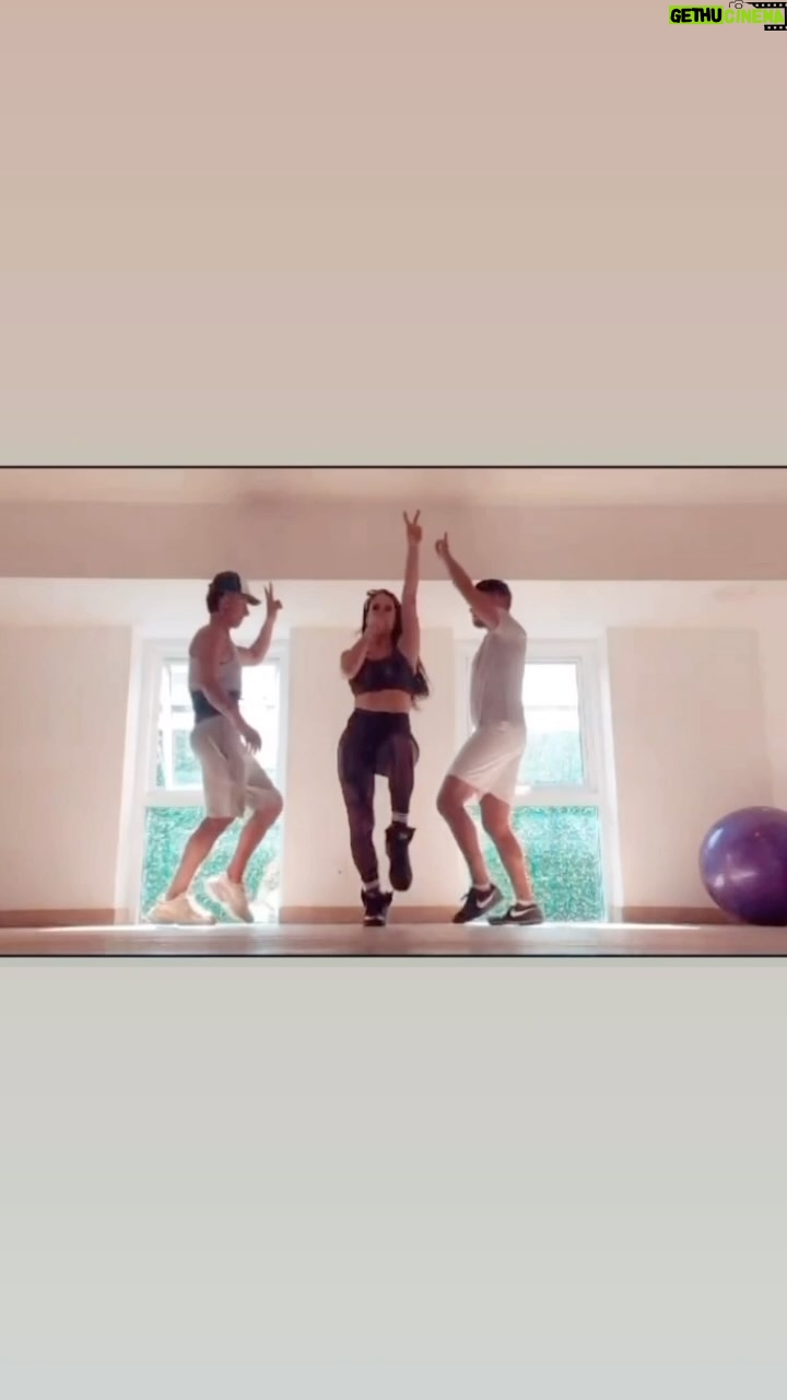 Lis Vega Instagram - Feliz de regresar a los escenarios 🤍🇲🇽 Un poquito de los ensayos , viene mucha música nueva , videoclips como solista y nuevas colaboraciones 🎶♾️🫶🏼🇲🇽🇨🇺💃🏽 enfocada , creando , viviendo , y en lo que me gusta a mí si señor ♾️🫶🏼 Mi camino , mi vida entera 🫶🏼♾️💫 #gira2024 #show #carnavales #mexico #ensayos 🫶🏼 #cumbiaurbana #quebradita #regueton #cumbia #lapoetadelourbano 💫 Gracias a mi amigo y coreógrafo de años @alexcejav 🫶🏼 @charly_goo 🫶🏼 #carlito #powerteam @rubenrojasmanager 🫶🏼 #actriz #bailarina #cantante #latina #cubana #mexicana