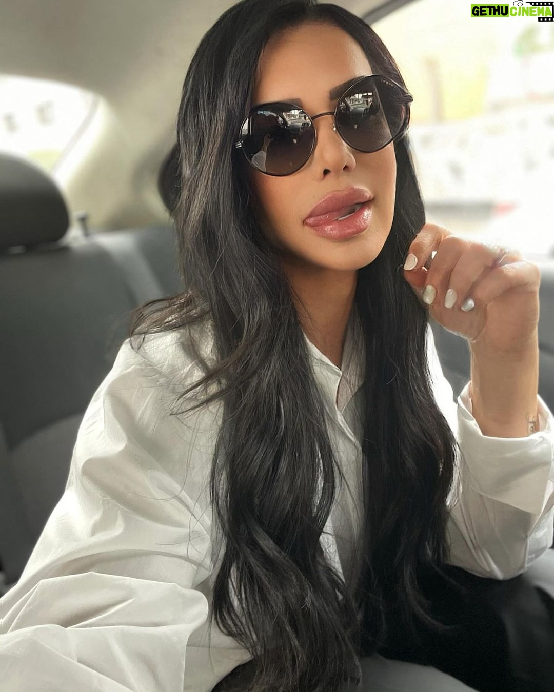 Lis Vega Instagram - 🤪😉✌️🫶🏼♾️ hello universo Mente educada, corazón agradecido , amoroso , bondadoso, energía elevada , positiva , cuerpo sano, y una esencia genuina 🤍 Deja que cada día te sorprenda , confía en tus procesos y sus enseñanzas 🫶🏼♾️ NO TE DETENGAS 🦋 Haz que los días cuenten 🫶🏼♾️🤍 Bendecido día para todos 🙌🏻♾️💋 𝓜𝔂 𝓵𝓲𝓯𝓮