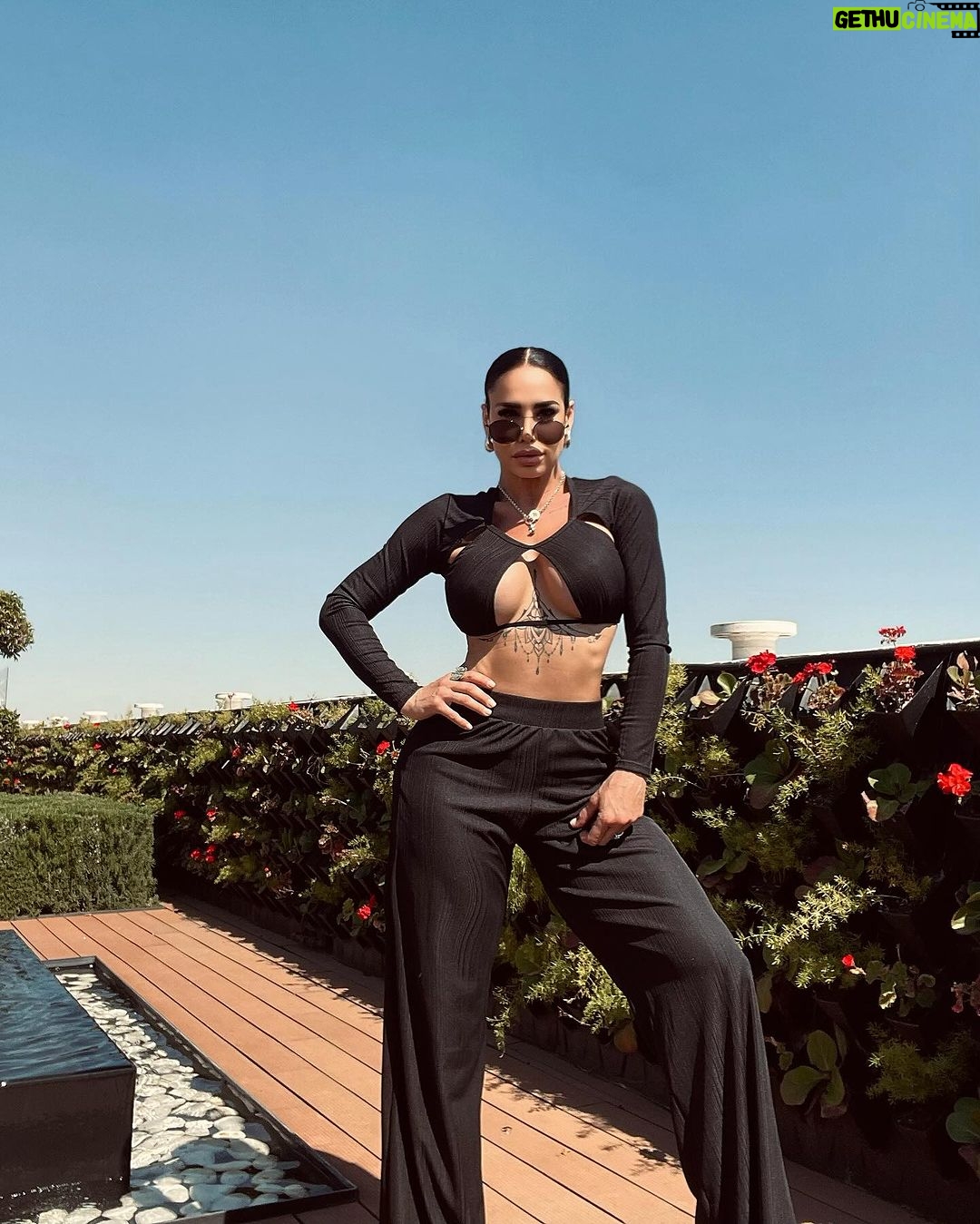 Lis Vega Instagram - 💫 ME TIME #newcollection by @mystikactivemx 🖤 #myfiow #outfits #style #fashion #flow #fashion #womansfashion #mexico #colombia Mexico City, Mexico