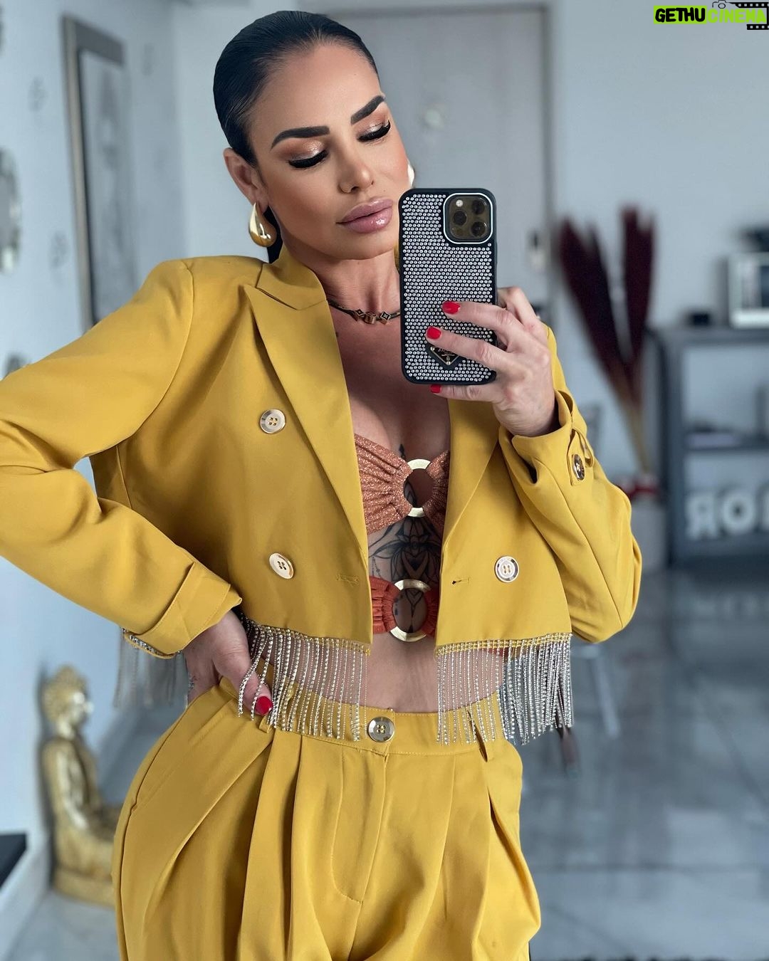 Lis Vega Instagram - 🫶🏼 lo que damos de corazón es infinito ♾️ Jamás te limites porque por mil canales regresa a ti lo que genuinamente damos sin esperar nada a cambio 💫 Días de programas y muchas sorpresas en camino 🫶🏼♾️ Mágica noche 🫶🏼 . . No hay límites cuando se trata de sueños por cumplir 📺🎶 . . #soymagia #soyluz #soyevolución #soyamor #soyenergia #soypaz #om #lovemylife 𝓜𝔂 𝓵𝓲𝓯𝓮