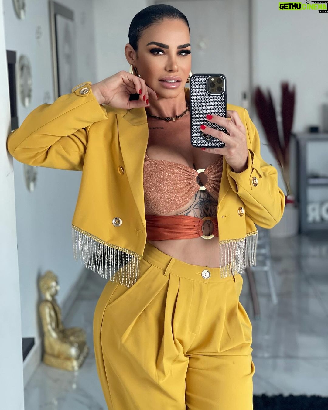 Lis Vega Instagram - 🫶🏼 lo que damos de corazón es infinito ♾️ Jamás te limites porque por mil canales regresa a ti lo que genuinamente damos sin esperar nada a cambio 💫 Días de programas y muchas sorpresas en camino 🫶🏼♾️ Mágica noche 🫶🏼 . . No hay límites cuando se trata de sueños por cumplir 📺🎶 . . #soymagia #soyluz #soyevolución #soyamor #soyenergia #soypaz #om #lovemylife 𝓜𝔂 𝓵𝓲𝓯𝓮
