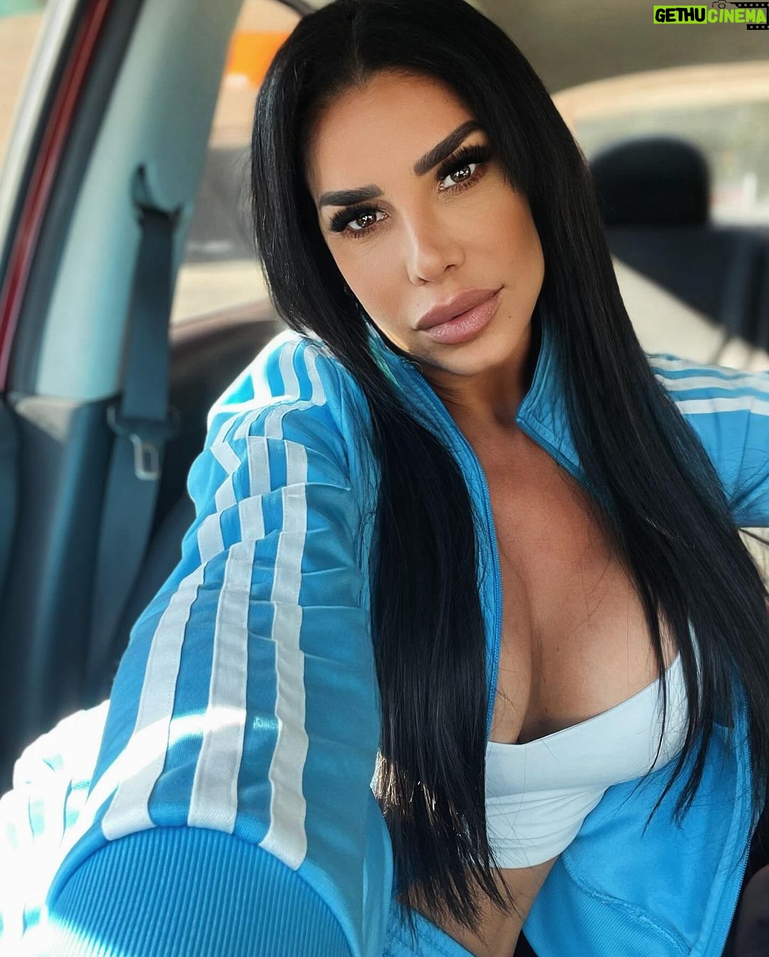 Lis Vega Instagram - No todo el que mira, ve. No todo el que oye, escucha. No todo el que toca, siente . No todo el que existe, vive. VE,ESCUCHA, SIENTE, pero sobre todo VIVE 🫶🏼 Bendecido día familia Instagram 💙 #goodday 🫶🏼♾️ @the_grand_lashes #lashes la mejor 🇲🇽🤍