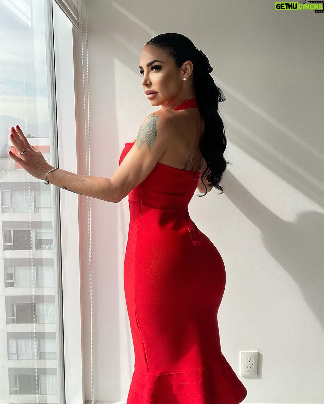 Lis Vega Instagram - β€οΈβπ₯ believe in the magic of your destiny π
#loveintheair π« #loveyourself βΎοΈ #happyweekend π @theeleganttouchboutique #boutique #denver β₯οΈ #womansstyle #red #love #life