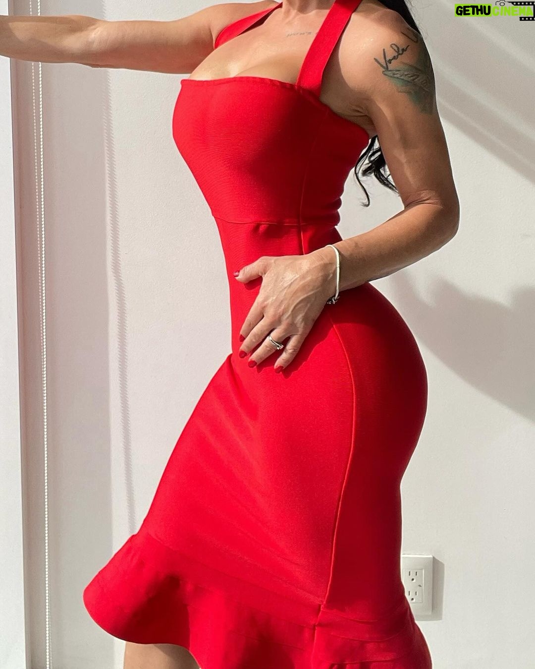 Lis Vega Instagram - β€οΈβπ₯ believe in the magic of your destiny π
#loveintheair π« #loveyourself βΎοΈ #happyweekend π @theeleganttouchboutique #boutique #denver β₯οΈ #womansstyle #red #love #life