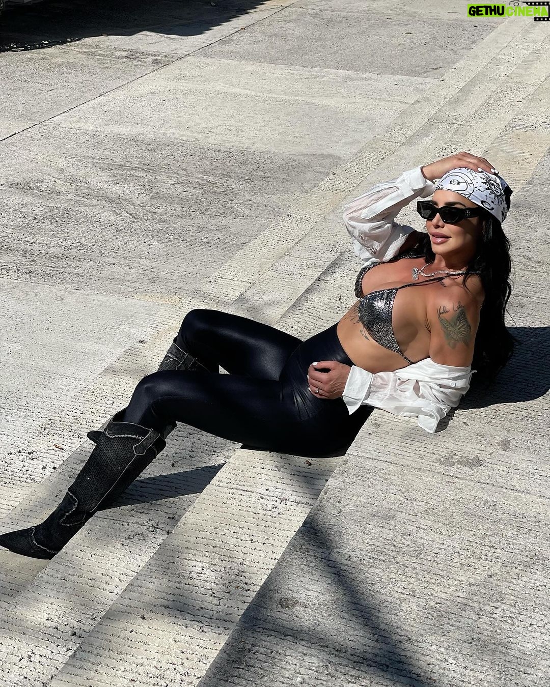 Lis Vega Instagram - Respira , regresa a tu esencia , centro, alma , luz , amor, paz , energรญa ๐ซ Agradezco y honro mi camino aquรญ en la tierra ๐๐ป #loveyourself ๐ซ #mylife #soul โพ๏ธ๐ซถ๐ผ ๐๐ ๐ต๐ฒ๐ฏ๐ฎ