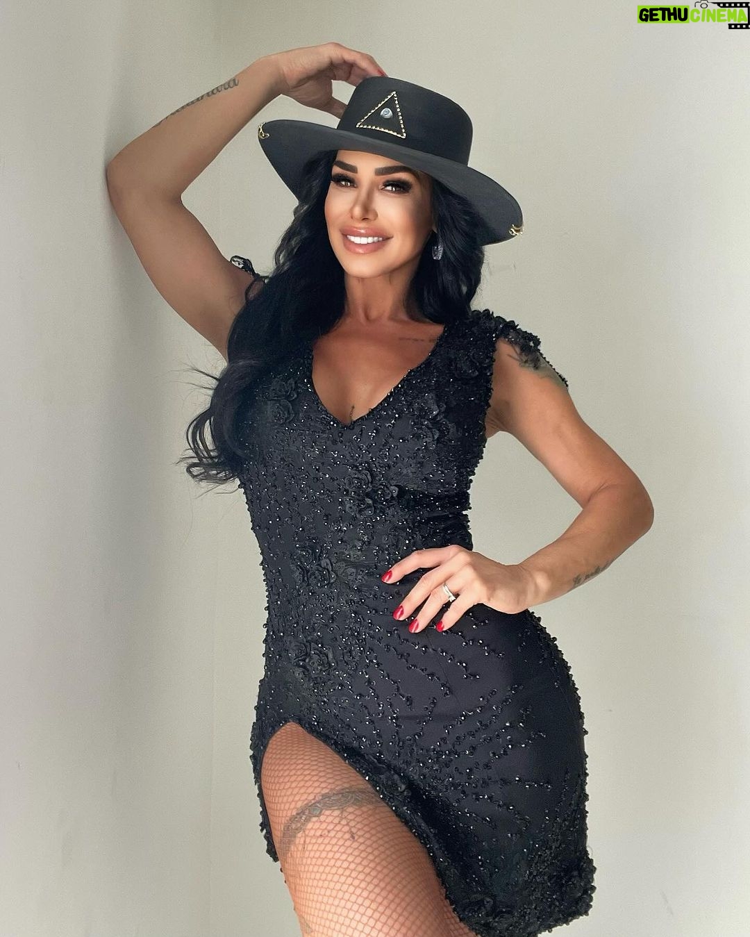 Lis Vega Instagram - 💫 I only vibrate beautifully in my heart, there is no resentment towards you, relax and be happy #goodvibesonly 🫶🏼♾️ #lovemylife #loveyourself 🫶🏼 #myflow by @mitzyofficial_ 🤍 #diseñador 🇲🇽♾️🫶🏼 . . . . #actriz #cantante #latina #mexico #cubana #mexicana 𝓜𝔂 𝓵𝓲𝓯𝓮