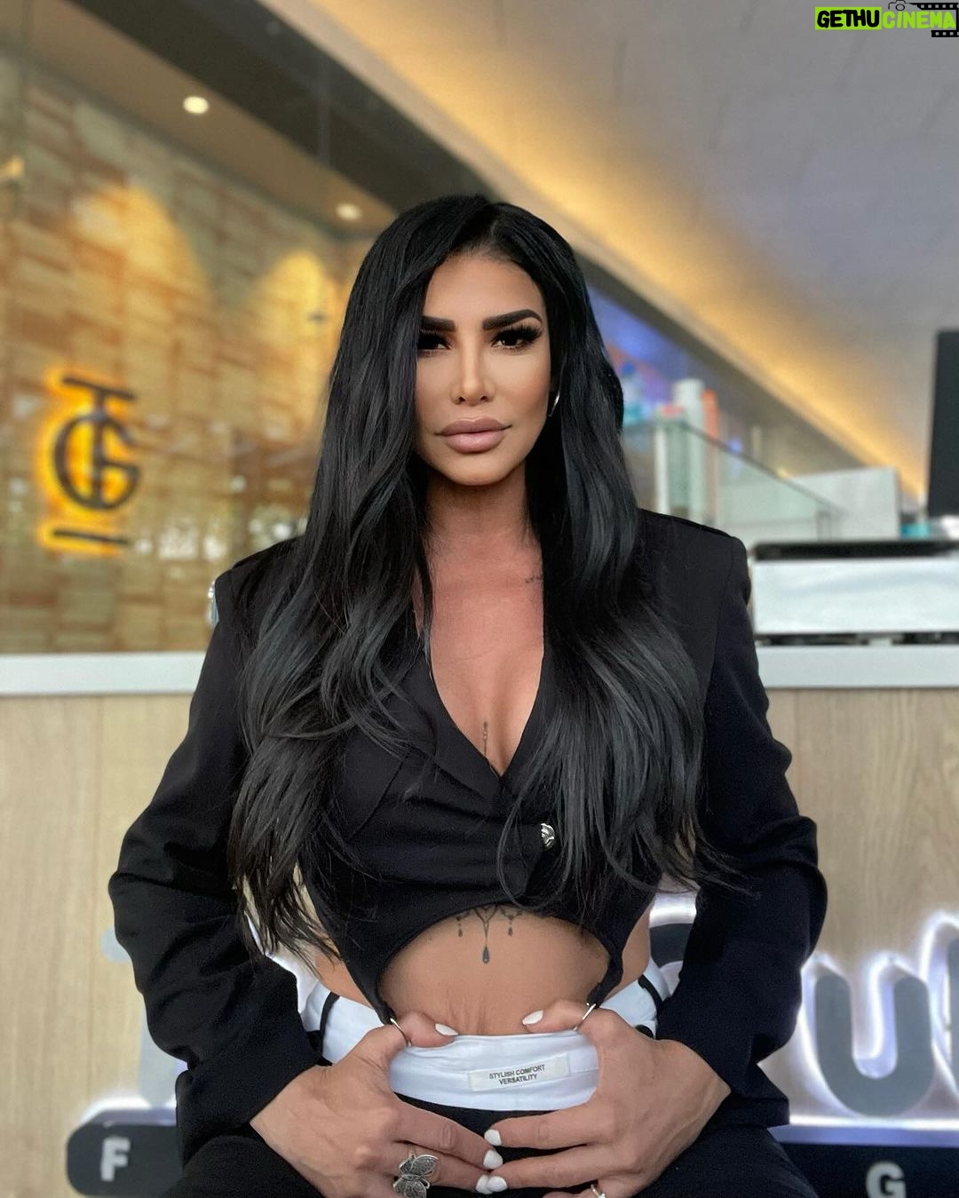 Lis Vega Instagram - 🫶🏼♾️🪐💫 love me like you do #loveintheair #goodnight #lovemyself #lovemyprocess 💫 𝓜𝔂 𝓵𝓲𝓯𝓮