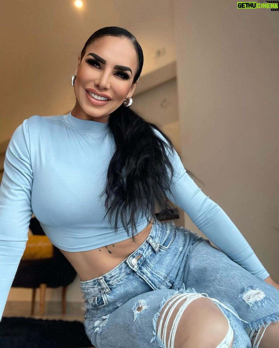 Lis Vega Instagram - 💙 deja que baile tu corazón , di una palabra amable, regala una sonrisa , inspira amor , se bondadoso/a empatico/a deja un destello de luz cada día de tu vida a tu paso 🫶🏼♾️ No sabemos por las batallas internas que están pasando las personas que nos rodean y en nuestro camino 🫶🏼 Apaga el ruido exterior y vuela 🦋 #goodday #loveislove #loveyourself