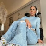 Lis Vega Instagram – 💙 deja que baile tu corazón , di una palabra amable, regala una sonrisa , inspira amor , se bondadoso/a empatico/a deja un destello de luz cada día de tu vida a tu paso 🫶🏼♾️ 
No sabemos por las batallas internas que están pasando las personas que nos rodean y en nuestro camino 🫶🏼 
Apaga el ruido exterior y vuela 🦋
#goodday #loveislove #loveyourself