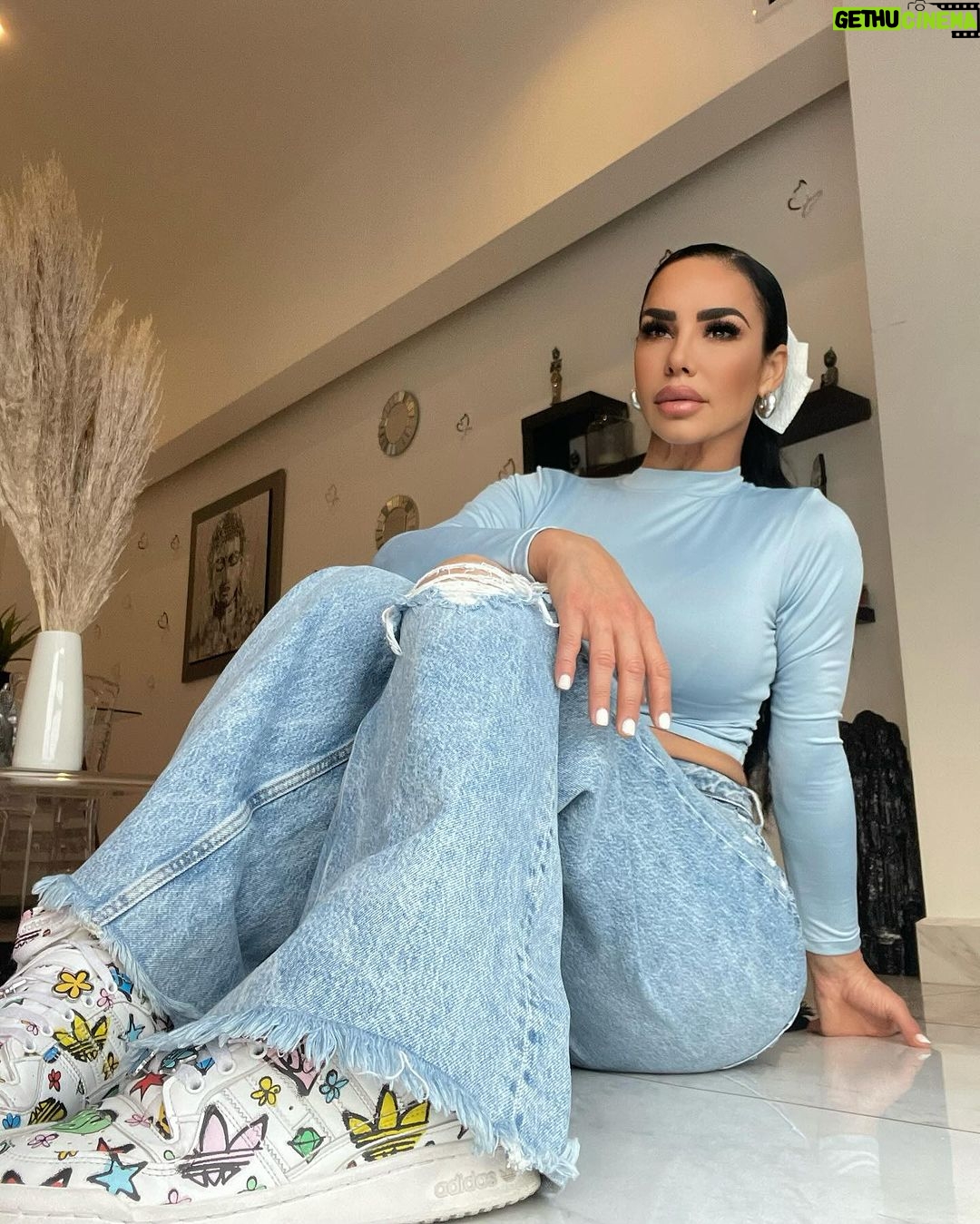 Lis Vega Instagram - 💙 deja que baile tu corazón , di una palabra amable, regala una sonrisa , inspira amor , se bondadoso/a empatico/a deja un destello de luz cada día de tu vida a tu paso 🫶🏼♾️ No sabemos por las batallas internas que están pasando las personas que nos rodean y en nuestro camino 🫶🏼 Apaga el ruido exterior y vuela 🦋 #goodday #loveislove #loveyourself