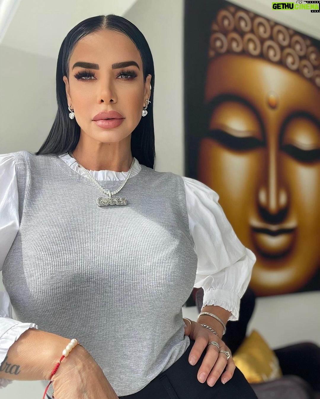 Lis Vega Instagram - El destino lo construyes día a día , el camino hay que abrazarlo, amarlo , agradecerlo , sentirlo y vibrarlo 🫶🏼♾️ Un día a la vez 🙌🏻♾️ solo por hoy 🤍 Todo pasa , todo sana y todo se transforma desde el amor 🕉️ #namaste #lapoetadelourbano #mylife 🫶🏼