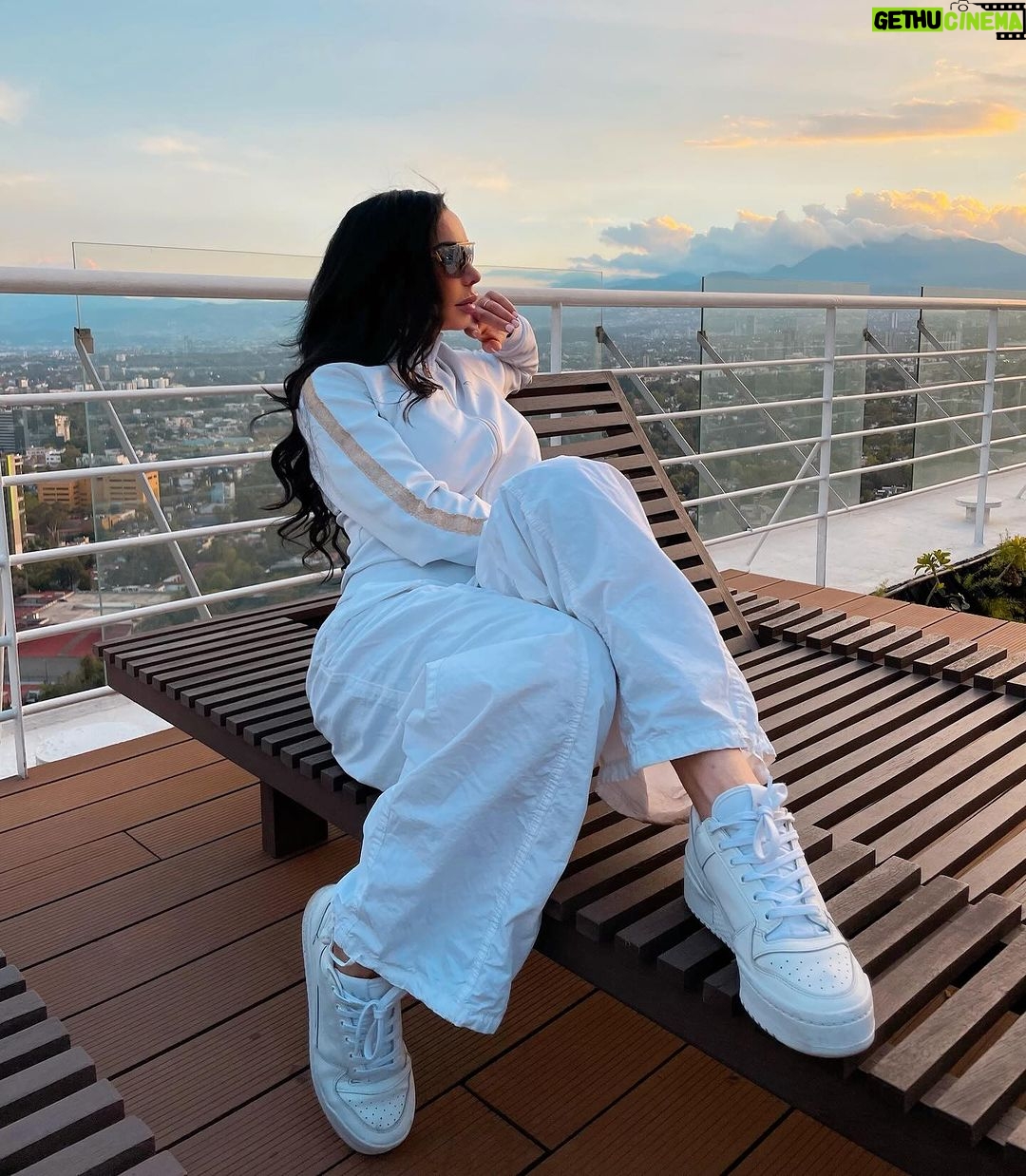 Lis Vega Instagram - ✨ AGRADECE EL DÍA #cherishtheday 🫶🏼♾️ #gratitud #mylife #godisgood #universe ♾️ #onedayatatime ✨ 𝓜𝔂 𝓵𝓲𝓯𝓮