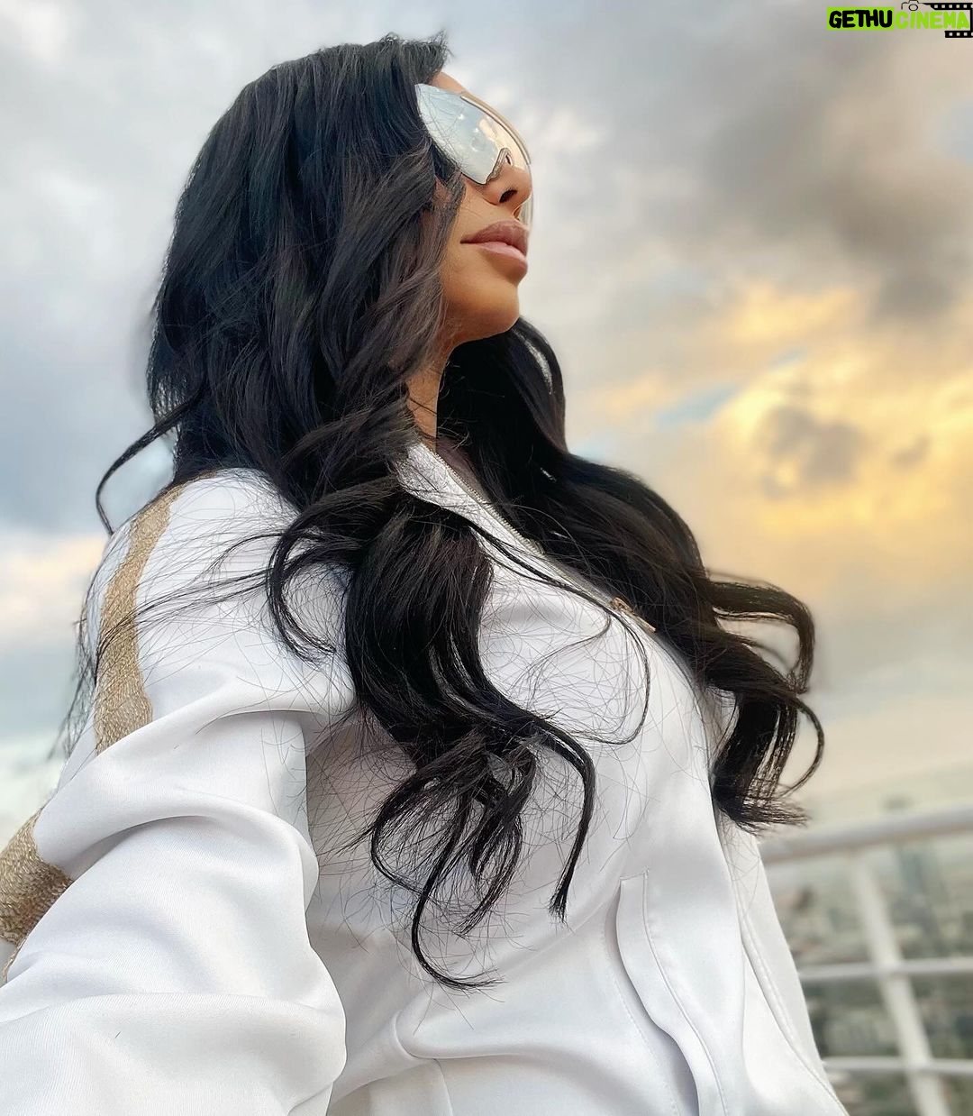 Lis Vega Instagram - ✨ AGRADECE EL DÍA #cherishtheday 🫶🏼♾️ #gratitud #mylife #godisgood #universe ♾️ #onedayatatime ✨ 𝓜𝔂 𝓵𝓲𝓯𝓮