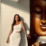 Lis Vega Instagram - Paciencia , mente positiva , tiempo al tiempo , entre el cielo y la tierra no hay nada oculto , y la verdad siempre saldrá a la luz 🤍 No importa lo que hagan a tus espaldas , no reacciones de igual manera , recuerda no eres como ellos, eres un ser de luz , no necesitas esa energía en tu vida , elévate tanto en conciencia que solos se alejarán 🪬confía La mentira , deslealtad, la doble moral , injusticias que hacen contigo serán sus propios caminos , y será ahí donde valorarán lo que das a tu paso 🙌🏻 Yo siempre he estado clara de lo que me rodea, a mi Nadie me usará jamás sin mi consentimiento ✍️ (aplica en todo y para todos ) que sigan pensando que estoy ciega , solo porque tengo buen corazón. 🙌🏻 Que esté día les de las herramientas que necesiten para todo lo que les depare en este camino tan mágico llamado VIDA 🤍 #undiaalavez #soloporhoy #sisepuede 🤍 𝓜𝔂 𝓵𝓲𝓯𝓮
