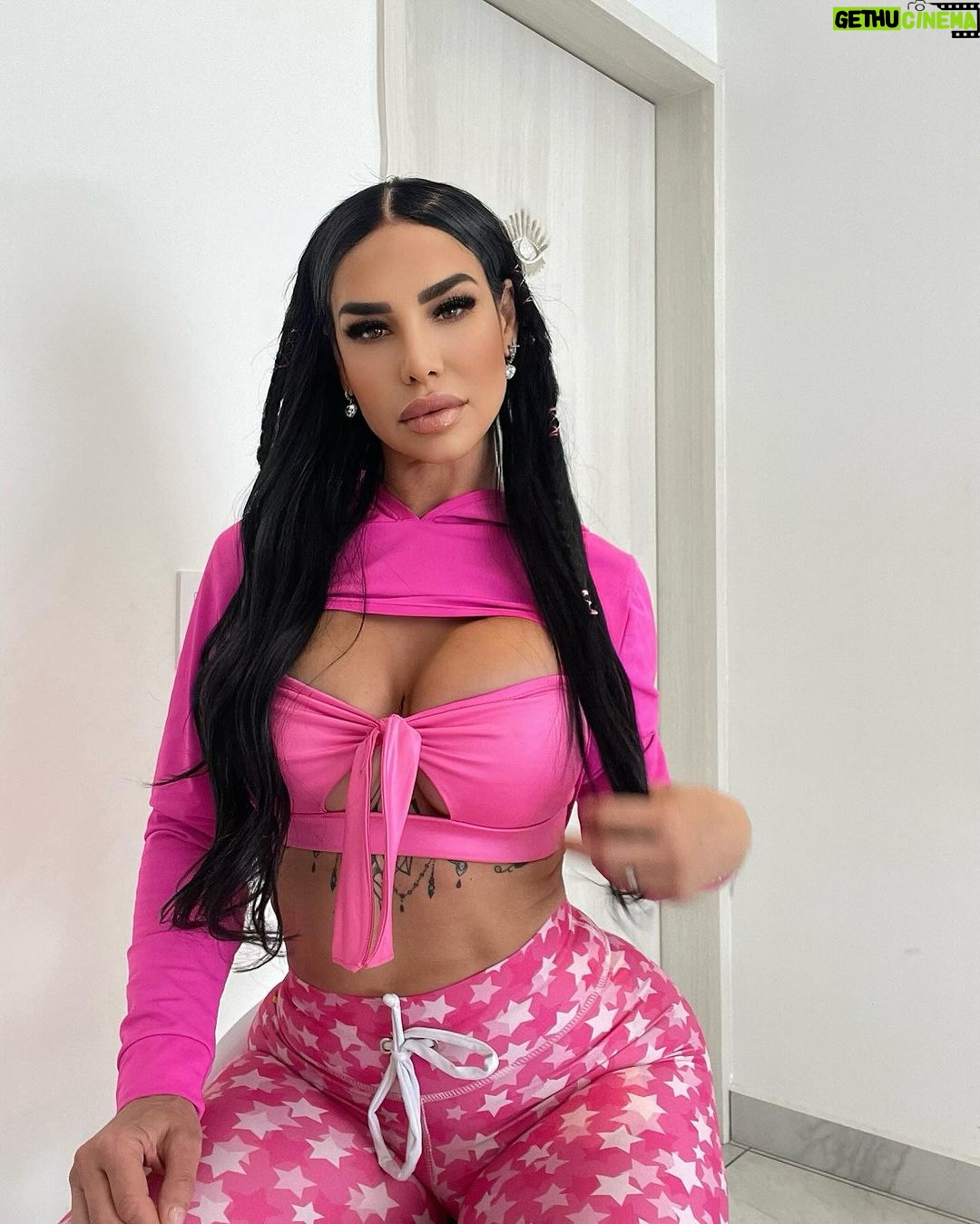 Lis Vega Instagram - ๐ Si sientes paz aรบn con el ruido externo es que tomaste las decisiones correctas ๐ซถ๐ผ Bello dรญa mi gente hermosa ๐ #lapoetadelourbano #myflow @mystikactivemx ๐ los mejores tops, legins,la mejor calidad y variedad , los mรกs tops ๐ซถ๐ผโพ๏ธ #namaste ๐๏ธ #womansstyle #outfits #style #mexico #latina #celebrities ๐๐ ๐ต๐ฒ๐ฏ๐ฎ