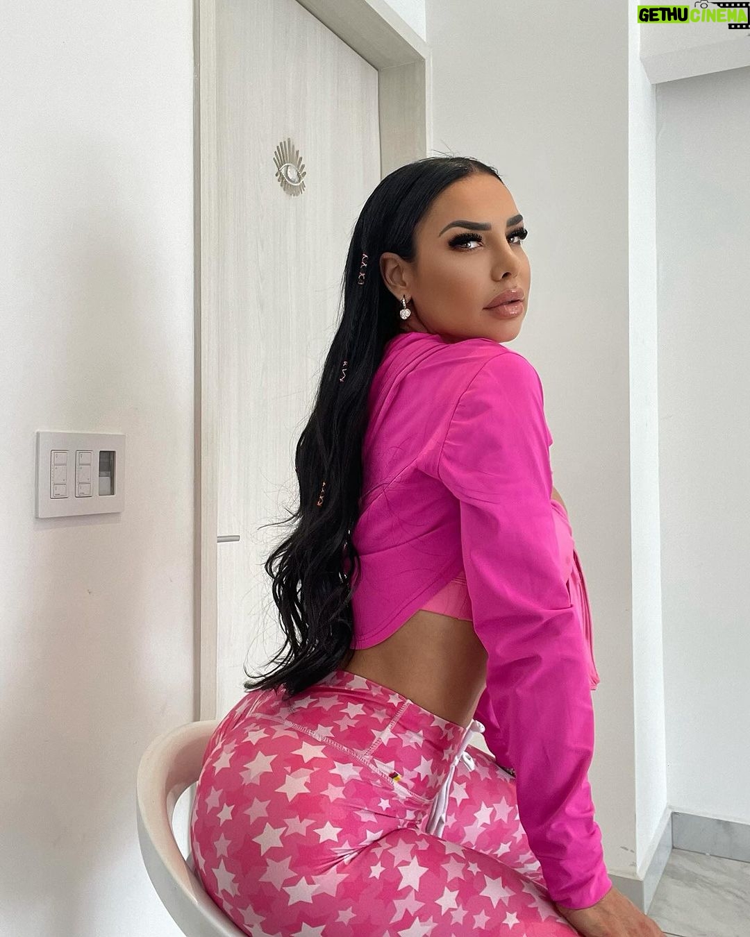 Lis Vega Instagram - ๐ Si sientes paz aรบn con el ruido externo es que tomaste las decisiones correctas ๐ซถ๐ผ Bello dรญa mi gente hermosa ๐ #lapoetadelourbano #myflow @mystikactivemx ๐ los mejores tops, legins,la mejor calidad y variedad , los mรกs tops ๐ซถ๐ผโพ๏ธ #namaste ๐๏ธ #womansstyle #outfits #style #mexico #latina #celebrities ๐๐ ๐ต๐ฒ๐ฏ๐ฎ