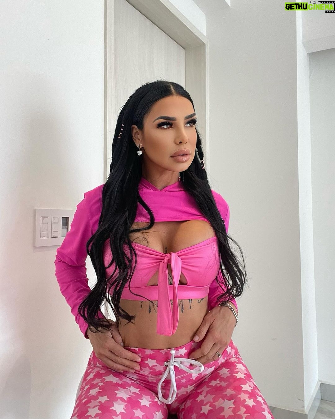 Lis Vega Instagram - ๐ Si sientes paz aรบn con el ruido externo es que tomaste las decisiones correctas ๐ซถ๐ผ Bello dรญa mi gente hermosa ๐ #lapoetadelourbano #myflow @mystikactivemx ๐ los mejores tops, legins,la mejor calidad y variedad , los mรกs tops ๐ซถ๐ผโพ๏ธ #namaste ๐๏ธ #womansstyle #outfits #style #mexico #latina #celebrities ๐๐ ๐ต๐ฒ๐ฏ๐ฎ