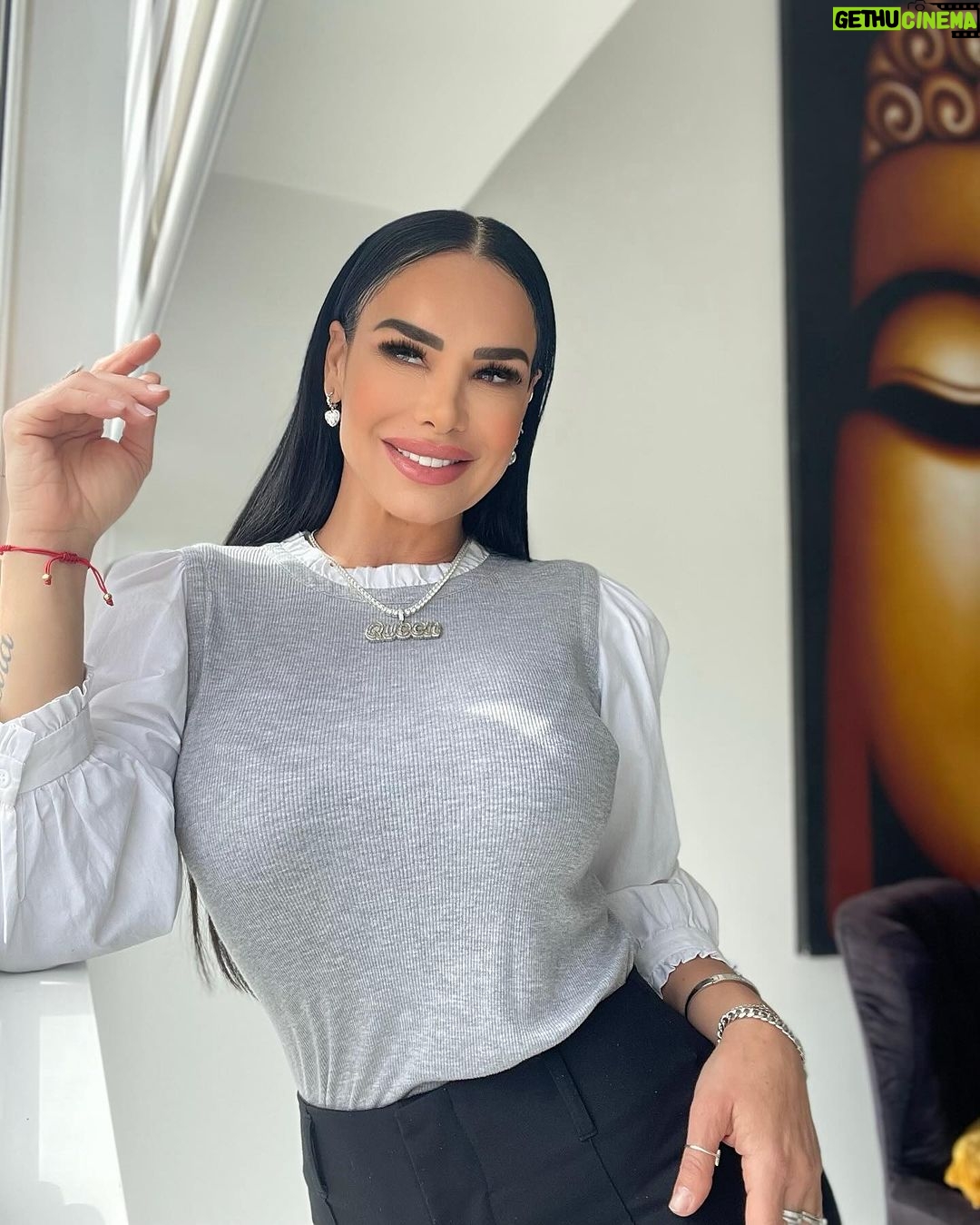 Lis Vega Instagram - El destino lo construyes día a día , el camino hay que abrazarlo, amarlo , agradecerlo , sentirlo y vibrarlo 🫶🏼♾️ Un día a la vez 🙌🏻♾️ solo por hoy 🤍 Todo pasa , todo sana y todo se transforma desde el amor 🕉️ #namaste #lapoetadelourbano #mylife 🫶🏼